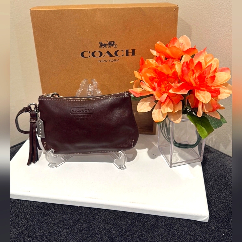 Coach Vintage Y2K Leather Wristlet (with leather tassel & metal hangtag) (EUC)